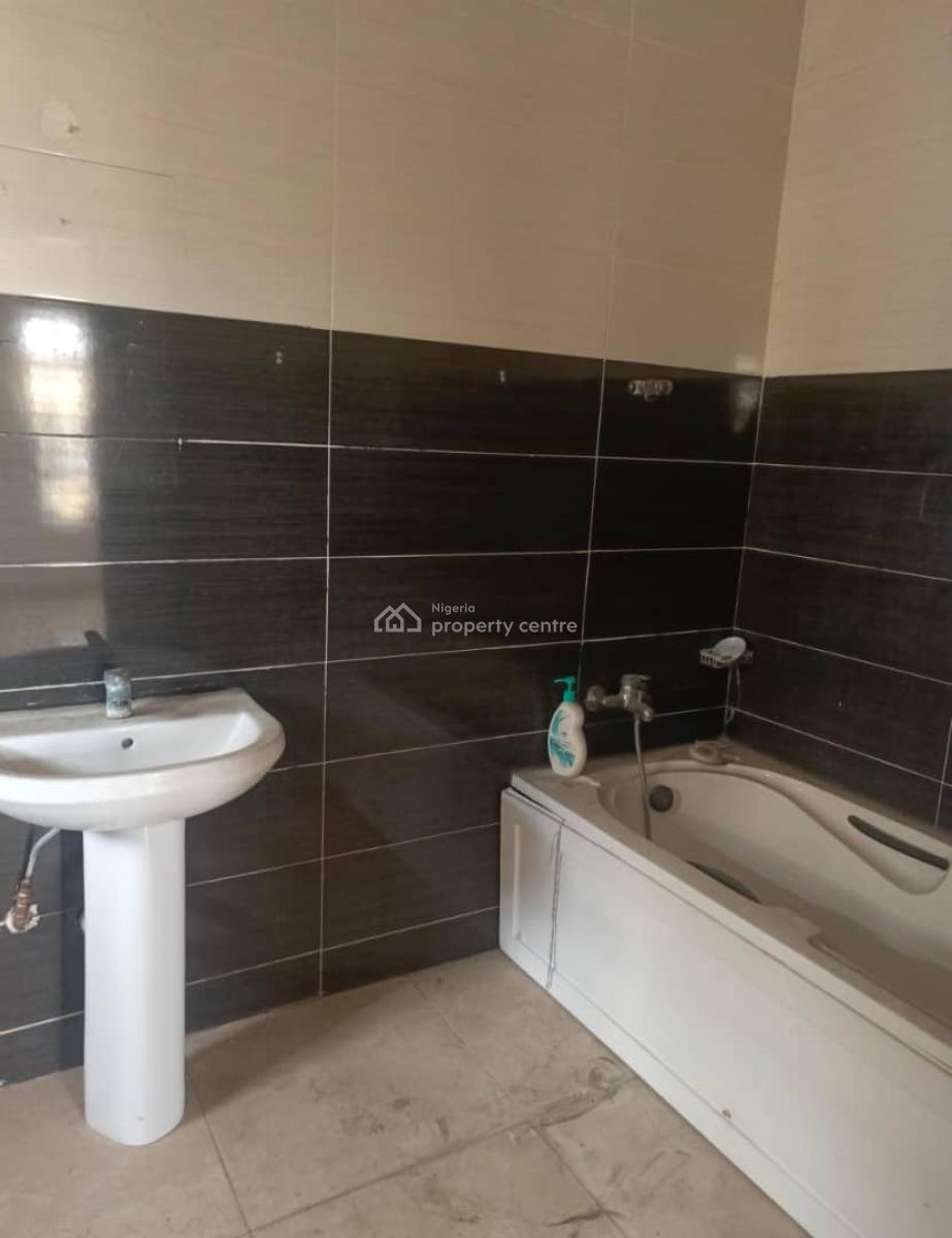 Lovely Spacious 2 Bedroom Apartment  in a Secure Estate, Lekki Phase 1, Lekki, Lagos, Flat / Apartment for Rent
