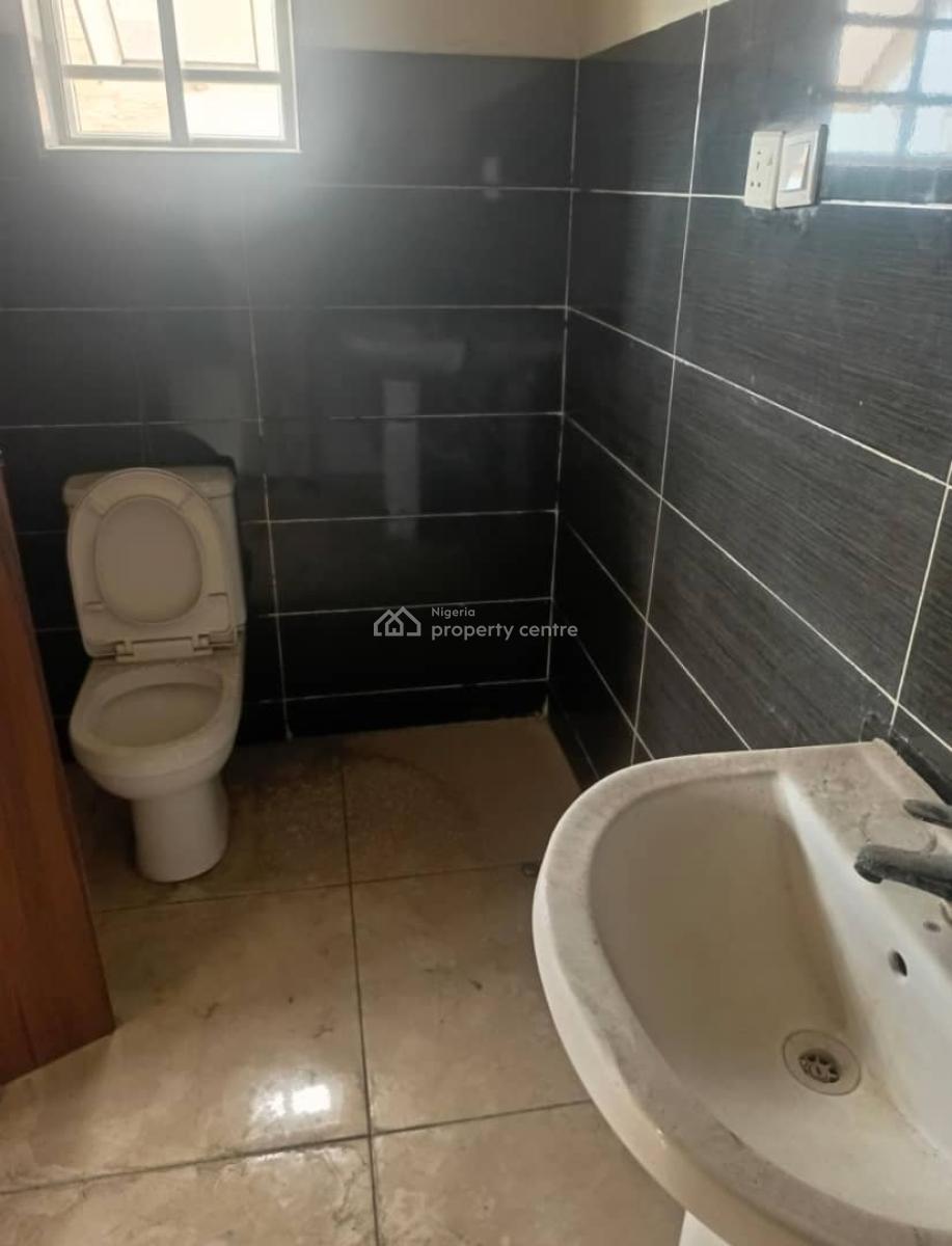 Lovely Spacious 2 Bedroom Apartment  in a Secure Estate, Lekki Phase 1, Lekki, Lagos, Flat / Apartment for Rent