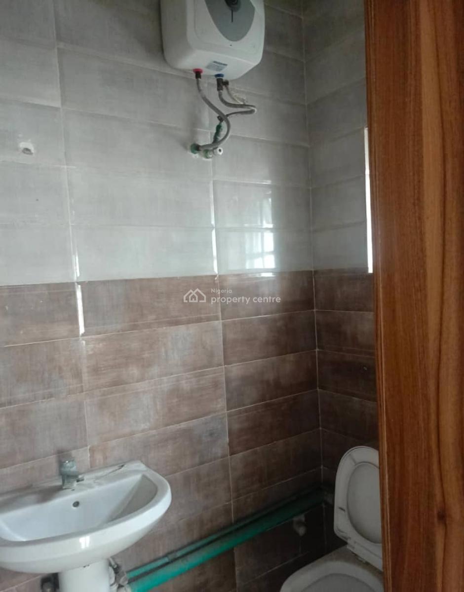 Lovely Spacious 2 Bedroom Apartment  in a Secure Estate, Lekki Phase 1, Lekki, Lagos, Flat / Apartment for Rent