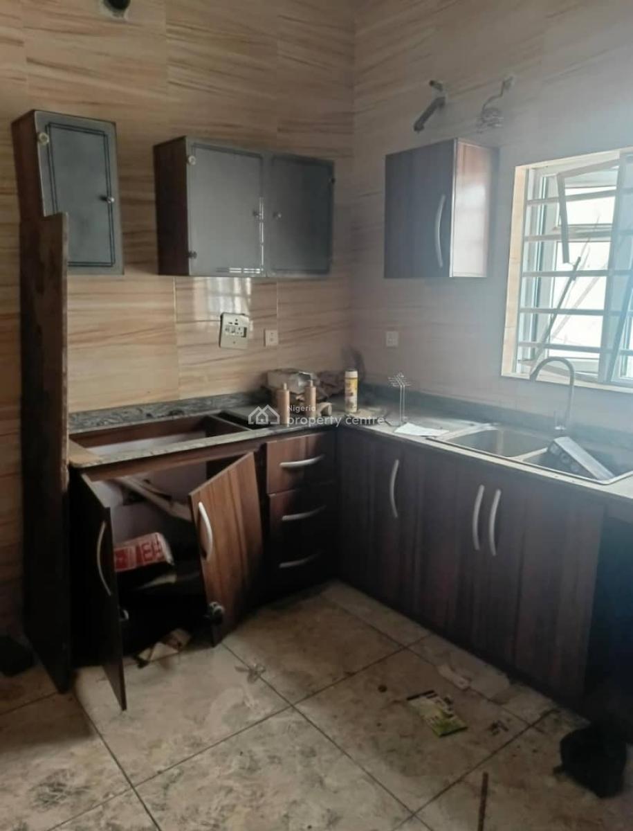 Lovely Spacious 2 Bedroom Apartment  in a Secure Estate, Lekki Phase 1, Lekki, Lagos, Flat / Apartment for Rent