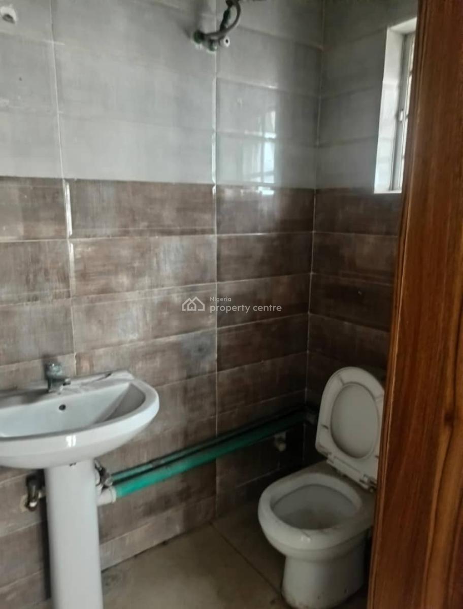 Lovely Spacious 2 Bedroom Apartment  in a Secure Estate, Lekki Phase 1, Lekki, Lagos, Flat / Apartment for Rent