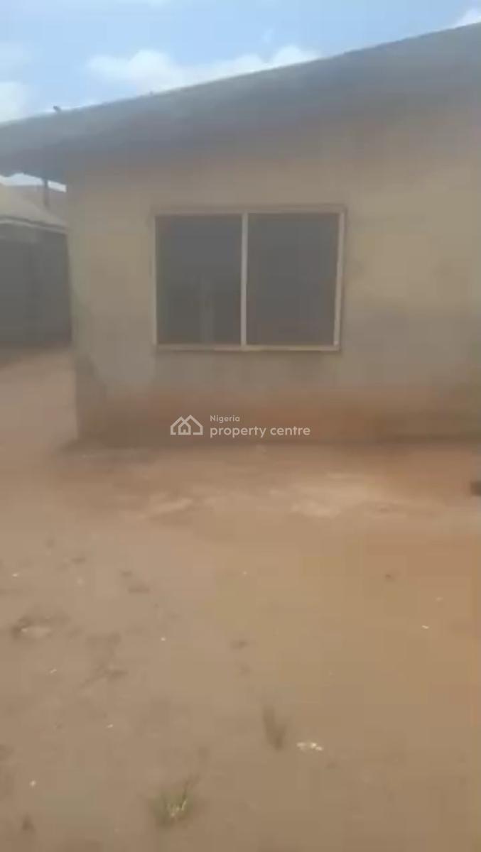 an Old Bungalow Building Inside Main Town , on a 50 By 100, Osakpamwam Street Off The Second West Circular Off Textile Mill, Benin, Oredo, Edo, Detached Bungalow for Sale