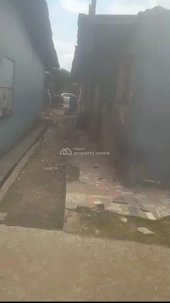 an Old Bungalow Building Inside Main Town , on a 50 By 100, Osakpamwam Street Off The Second West Circular Off Textile Mill, Benin, Oredo, Edo, Detached Bungalow for Sale