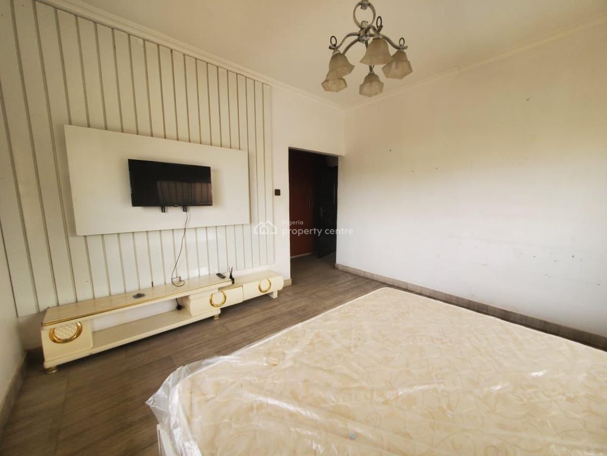 Well Maintained Three Bedrooms Flat, Lekki Phase 1, Lekki, Lagos, Flat / Apartment for Rent