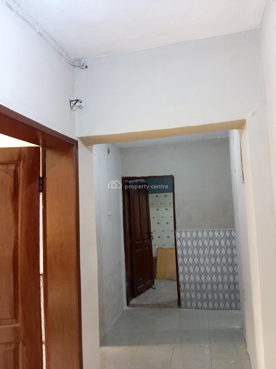 Executive & Luxury 3 Bedroom with 3 Toilets 2 Persons in a Compound, Just Directly By Luth  Gate, Mushin, Lagos, Flat / Apartment for Rent