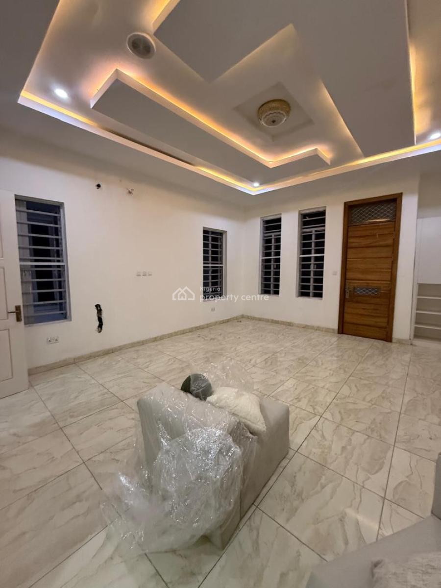 Spacious Master Bedroom Upstairs, Oral Extension, Lekki, Lagos, Flat / Apartment for Rent