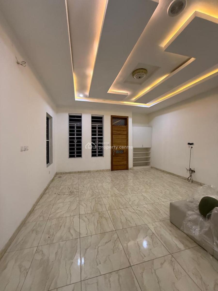 Spacious Master Bedroom Upstairs, Oral Extension, Lekki, Lagos, Flat / Apartment for Rent