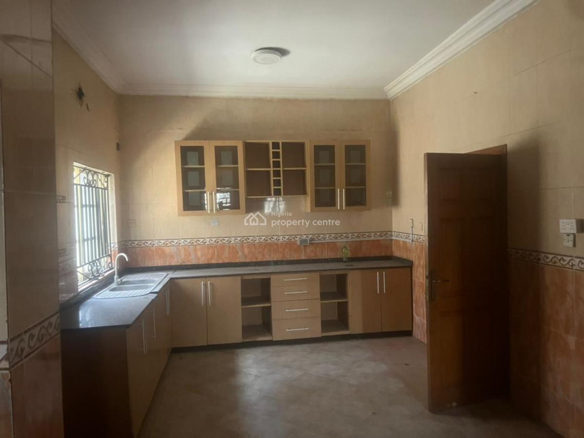Self Compound and Spacious 4 Bedroom, Lekki Phase 1, Lekki, Lagos, House for Rent