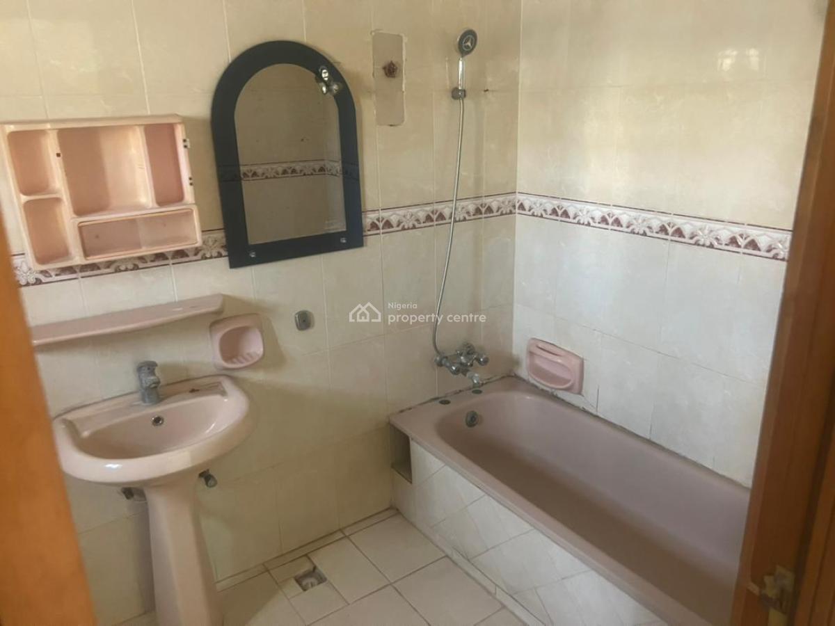 Self Compound and Spacious 4 Bedroom, Lekki Phase 1, Lekki, Lagos, House for Rent