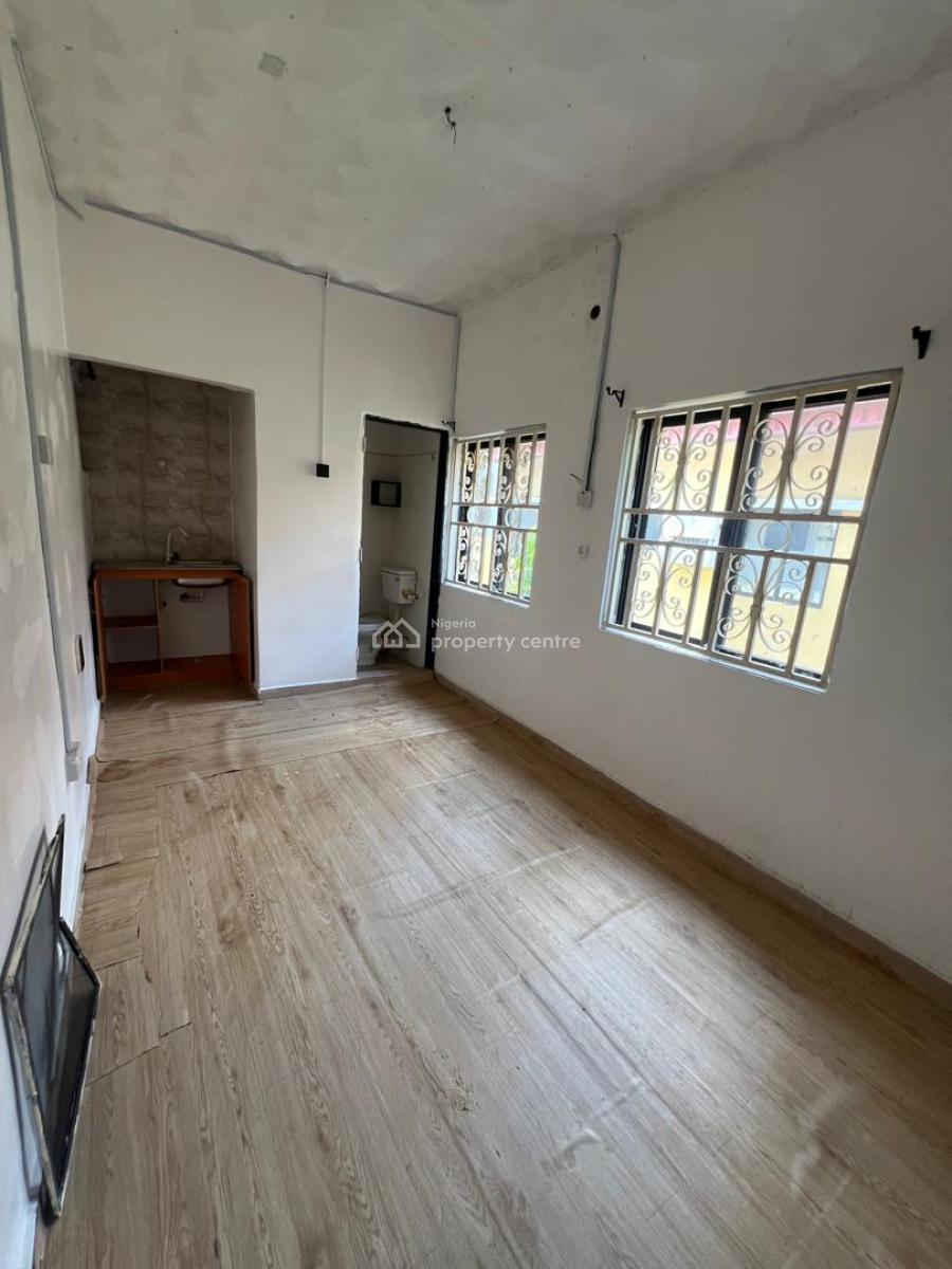 Luxurious, Standard, and Very Spacious Studio Apartment  Upstairs, Lekki Phase 1, Lekki, Lagos, Self Contain (single Rooms) for Rent