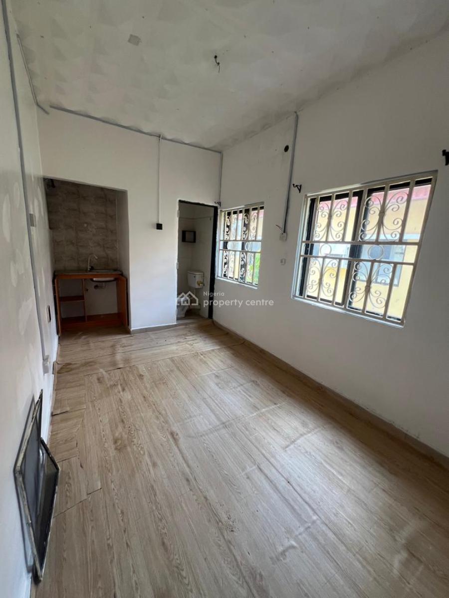 Luxurious, Standard, and Very Spacious Studio Apartment  Upstairs, Lekki Phase 1, Lekki, Lagos, Self Contain (single Rooms) for Rent