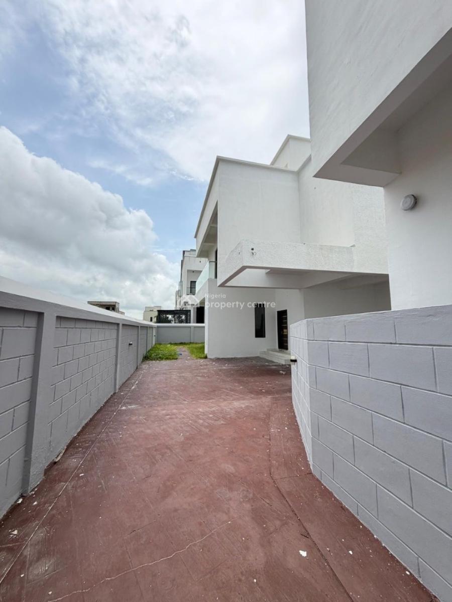a Stunning 4 Bedroom Fully Detached with Massive Compound Space, Vgc, Lekki, Lagos, Detached Duplex for Sale