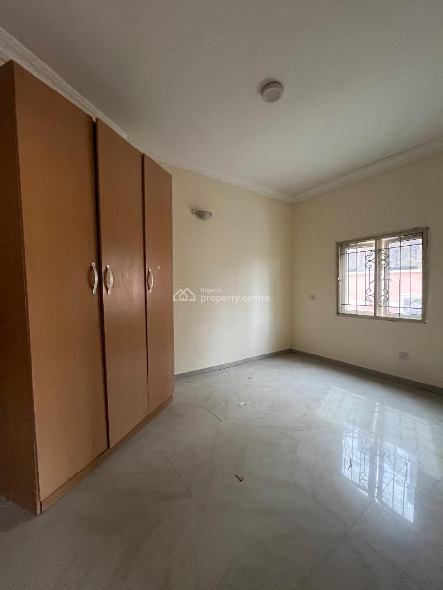 Well Renovated 3bed in a Secured Est, Silverland Estate Sangotedo, Ajah, Lagos, Flat / Apartment for Rent