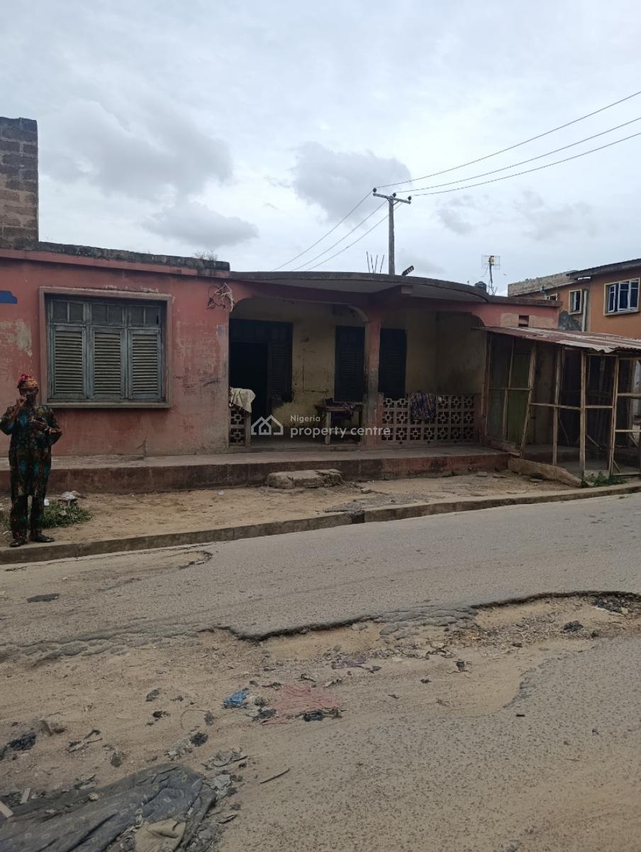 Commercial 6 Rooms Facing The Tarred Road on a Corner Piece, Behind St Anns School, Molete Ibadan, Challenge, Ibadan, Oyo, Block of Flats for Sale