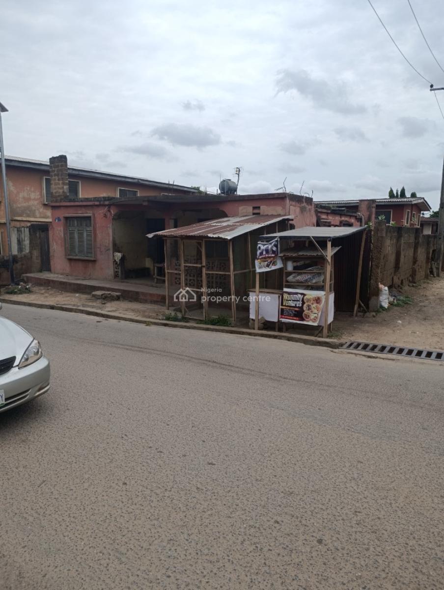 Commercial 6 Rooms Facing The Tarred Road on a Corner Piece, Behind St Anns School, Molete Ibadan, Challenge, Ibadan, Oyo, Block of Flats for Sale