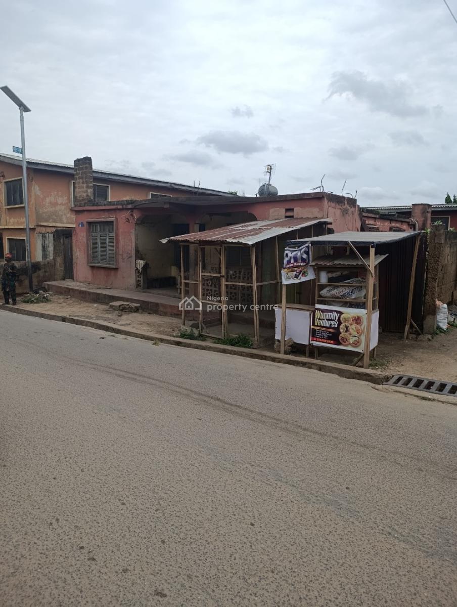 Commercial 6 Rooms Facing The Tarred Road on a Corner Piece, Behind St Anns School, Molete Ibadan, Challenge, Ibadan, Oyo, Block of Flats for Sale