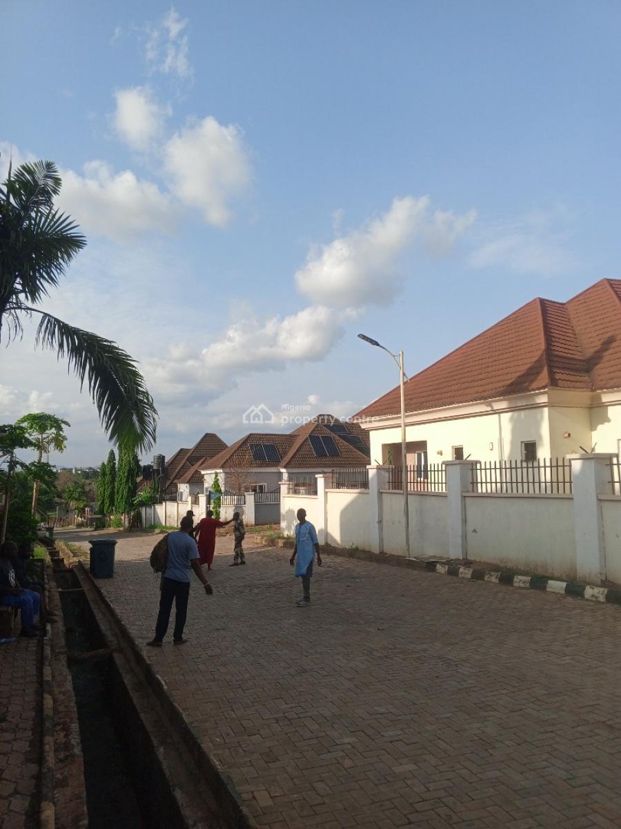 Distress Sell 3 Bedrooms Fully Detached Bungalow with 2 Bqs in Estate, Kabusa, Abuja, Detached Bungalow for Sale