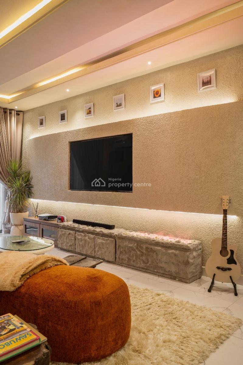Luxury & Aesthetic 2 Bedroom Apartment W/ Pool, Gym & Rooftop Terrace, Lekki Phase 1, Lekki, Lagos, Flat / Apartment Short Let