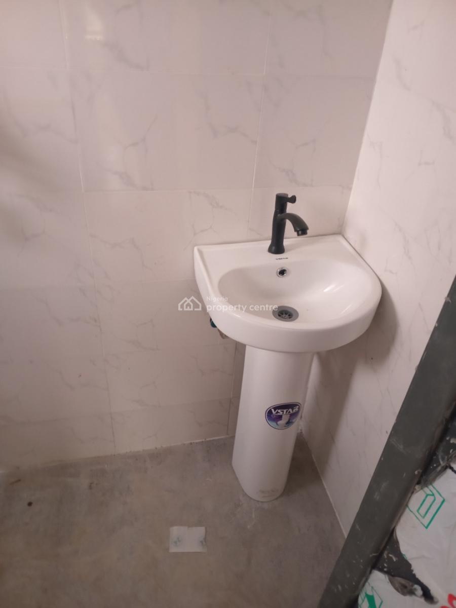 Primwater View 2 Bedroom Flat, By Third Mainland Bridge, Adekunle, Yaba, Lagos, Flat / Apartment for Rent