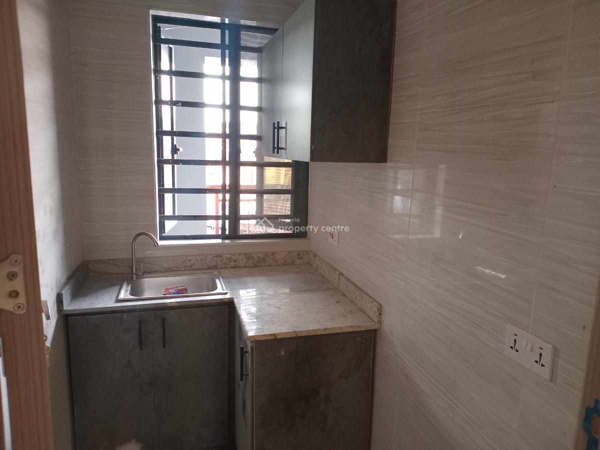Primwater View 2 Bedroom Flat, By Third Mainland Bridge, Adekunle, Yaba, Lagos, Flat / Apartment for Rent