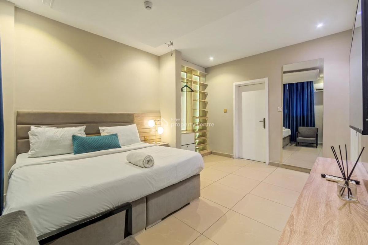Cozy 3 Bedroom Apartment with Swimming Pool, Gym, Snooker Board, Lekki Phase 1, Lekki, Lagos, Flat / Apartment Short Let
