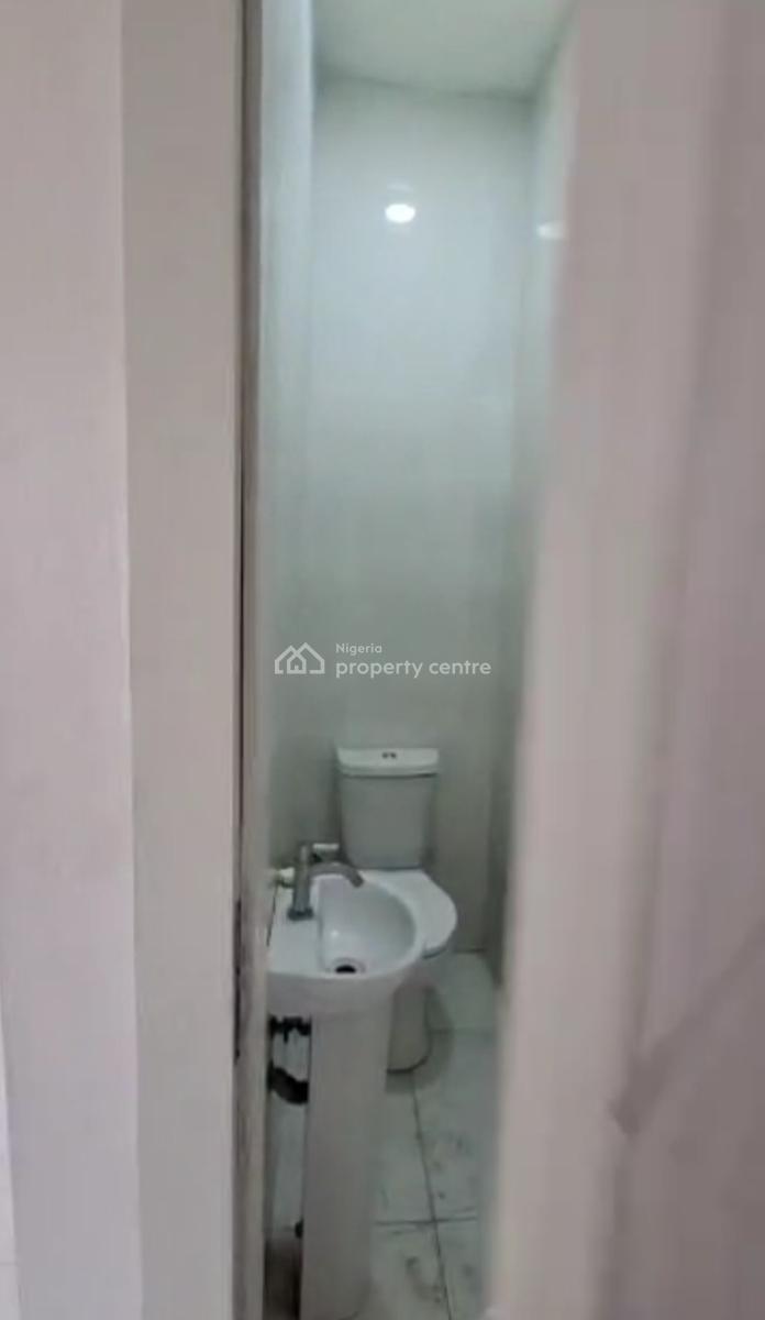 Large 2 Bedroom Apartment upstairs, Salem, Ikate, Lekki, Lagos, Flat / Apartment for Rent