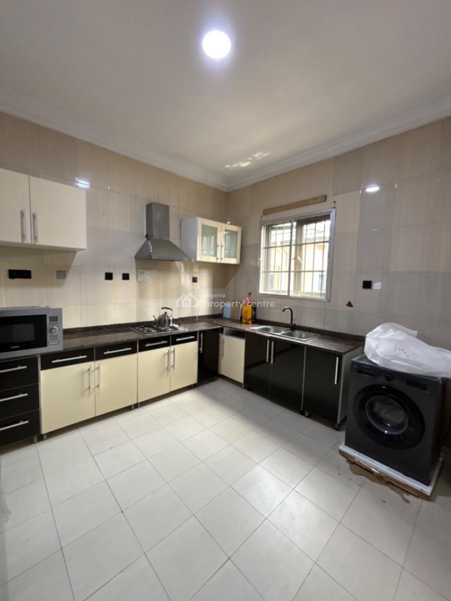 Very Spacious 3 Bedroom Apartment (unfurnished), Lekki Phase 1, Lekki, Lagos, Flat / Apartment for Rent