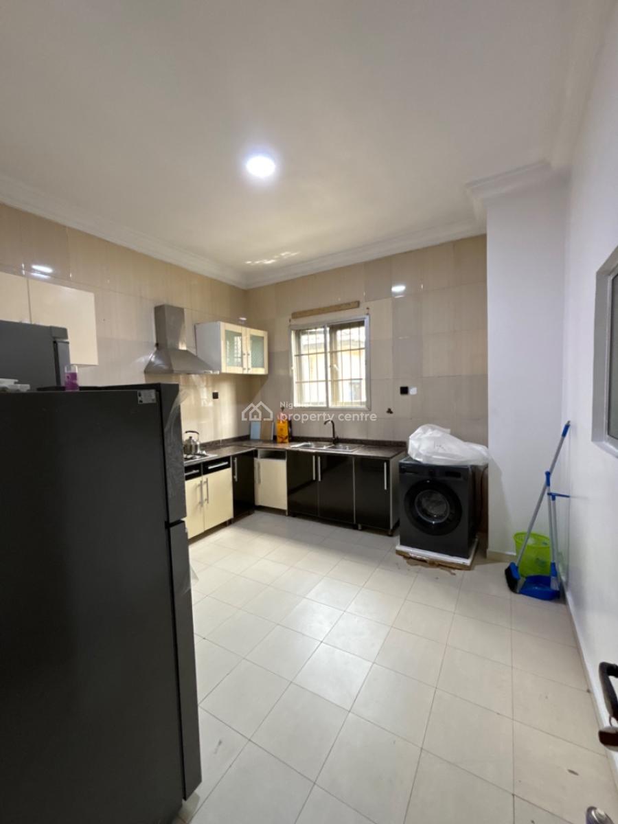 Very Spacious 3 Bedroom Apartment (unfurnished), Lekki Phase 1, Lekki, Lagos, Flat / Apartment for Rent