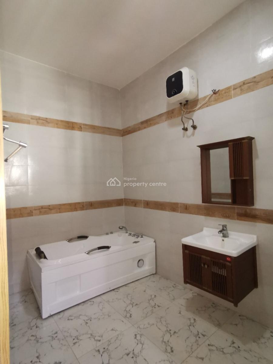 Spacious Fully Furnished Serviced Master Bedroom, Royal Pine Estate Orchid Road Eleganza Bustop, Lekki, Lagos, Flat / Apartment for Rent