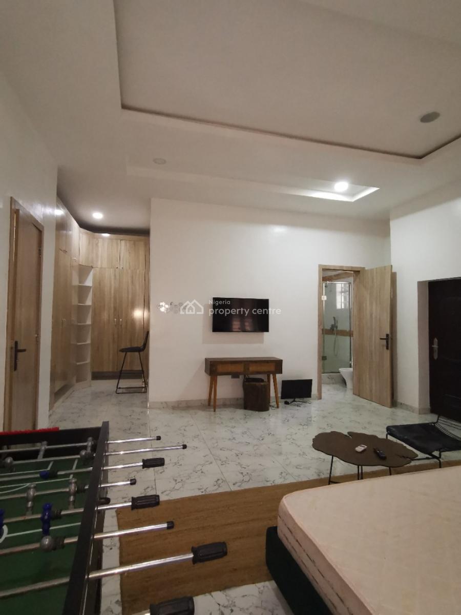 Spacious Fully Furnished Serviced Master Bedroom, Royal Pine Estate Orchid Road Eleganza Bustop, Lekki, Lagos, Flat / Apartment for Rent