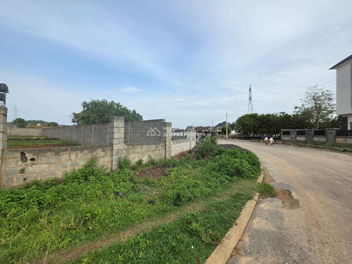 Hot Deal Alert! Guzape Main -- Back of Hmedix Fenced & Gated, Behind H-medix, Guzape District, Abuja, Residential Land for Sale