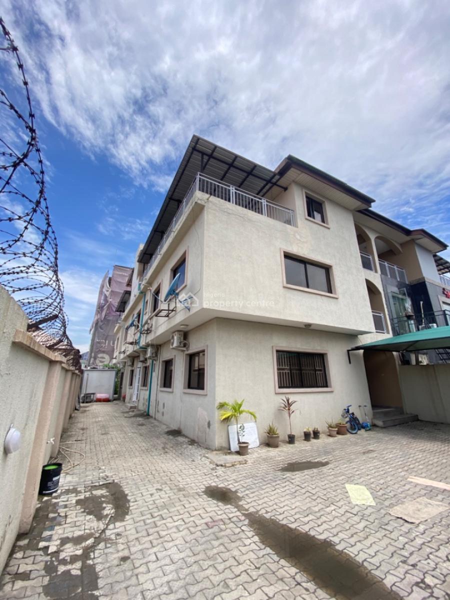Elegant 3 Bedroom Spacious Apartment with Bq Available, Lekki Phase 1, Lekki, Lagos, Flat / Apartment for Rent