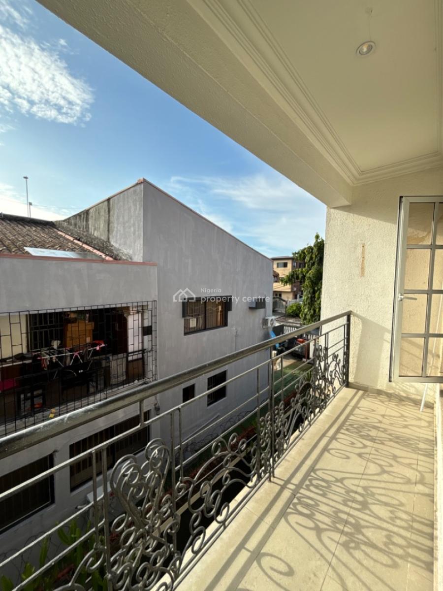 Self Serviced Spacious 3 Bedroom Flat, Lekki Phase 1, Lekki, Lagos, Flat / Apartment for Rent