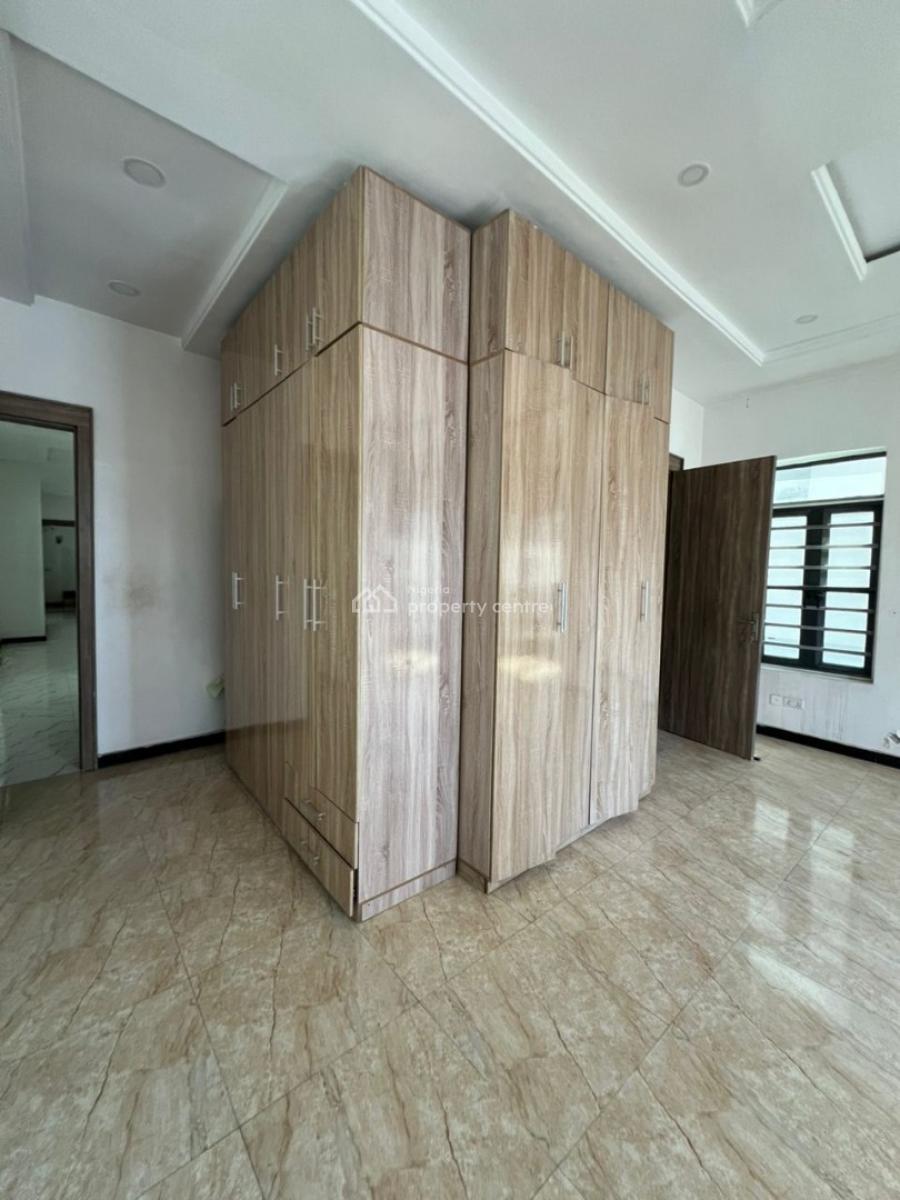 Spacious Master Bedroom Upstairs in a Shared Apartment, Royal Pine Estate Orchid Road Eleganza Bustop, Lekki, Lagos, Flat / Apartment for Rent