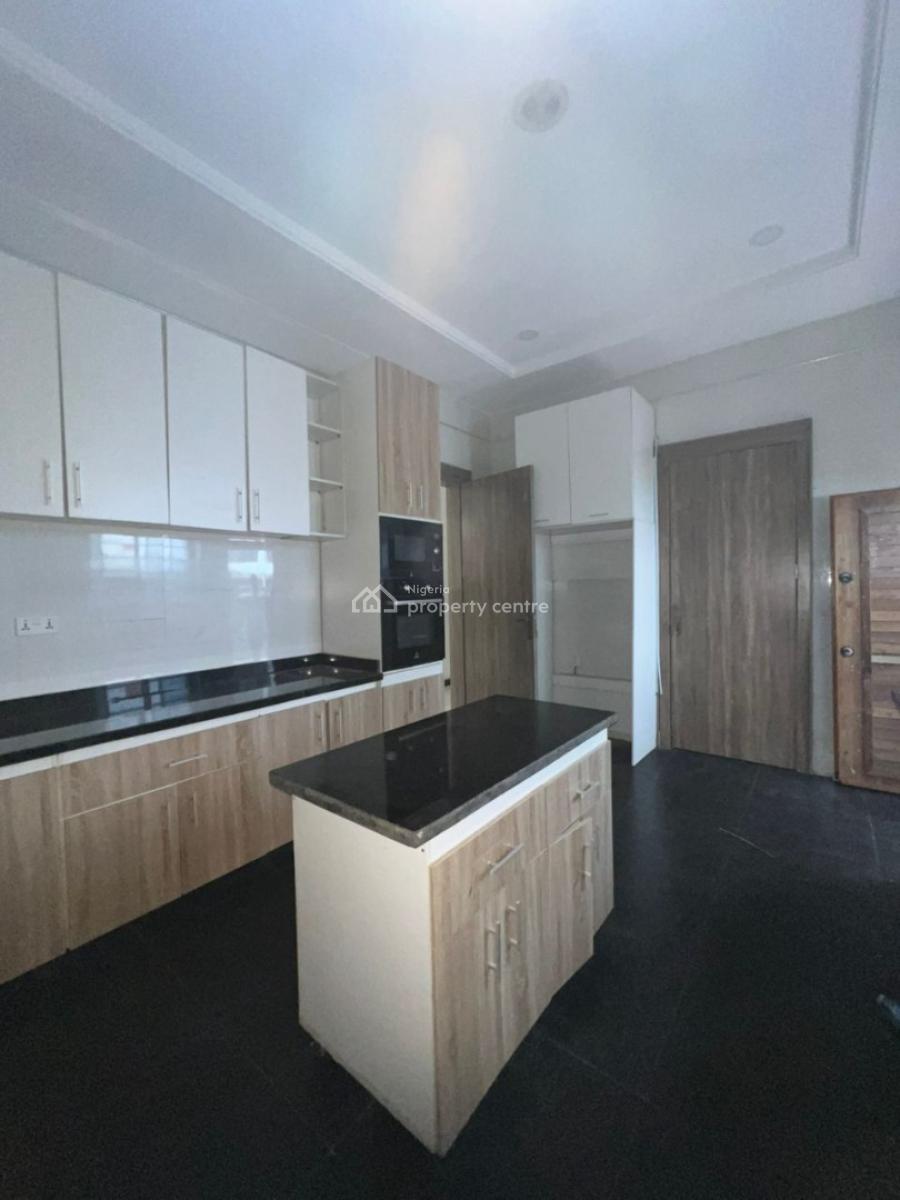 Spacious Master Bedroom Upstairs in a Shared Apartment, Royal Pine Estate Orchid Road Eleganza Bustop, Lekki, Lagos, Flat / Apartment for Rent