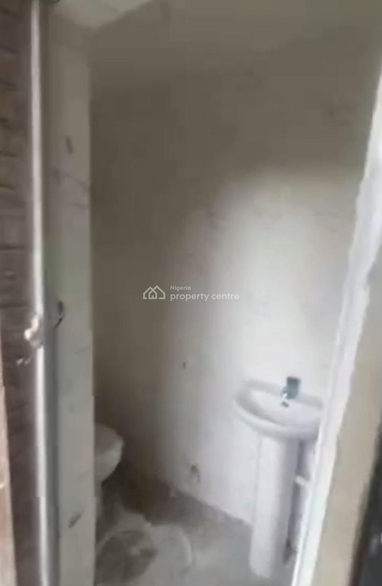 Spacious, Standard 2 Bedroom Apartment, Adekunle, Yaba, Lagos, Flat / Apartment for Rent