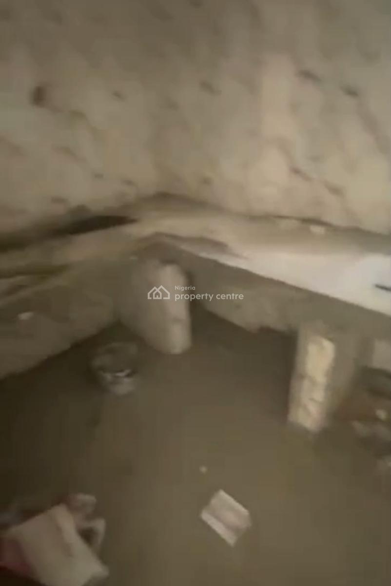 Spacious, Standard 2 Bedroom Apartment, Adekunle, Yaba, Lagos, Flat / Apartment for Rent