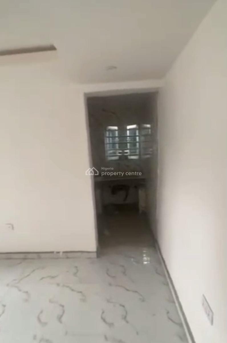 Spacious, Standard 2 Bedroom Apartment, Adekunle, Yaba, Lagos, Flat / Apartment for Rent