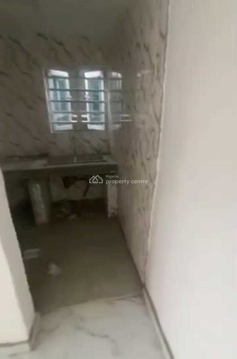 Spacious, Standard 2 Bedroom Apartment, Adekunle, Yaba, Lagos, Flat / Apartment for Rent