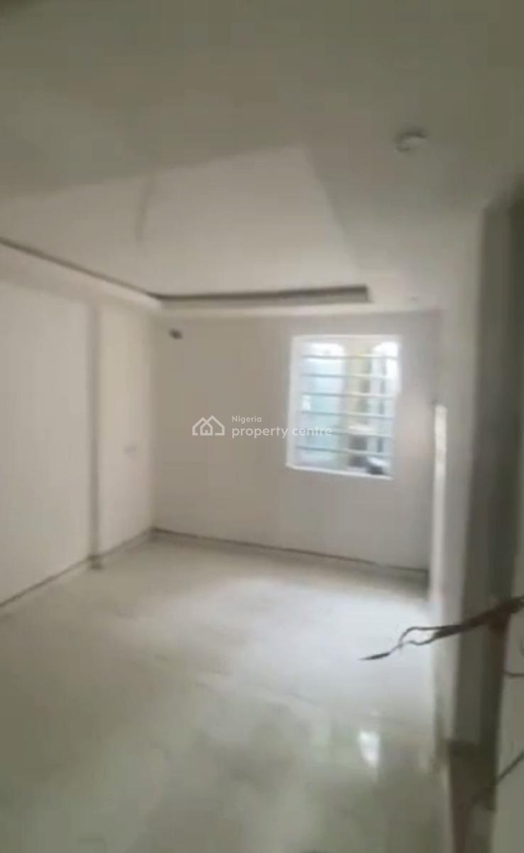 Spacious, Standard 2 Bedroom Apartment, Adekunle, Yaba, Lagos, Flat / Apartment for Rent