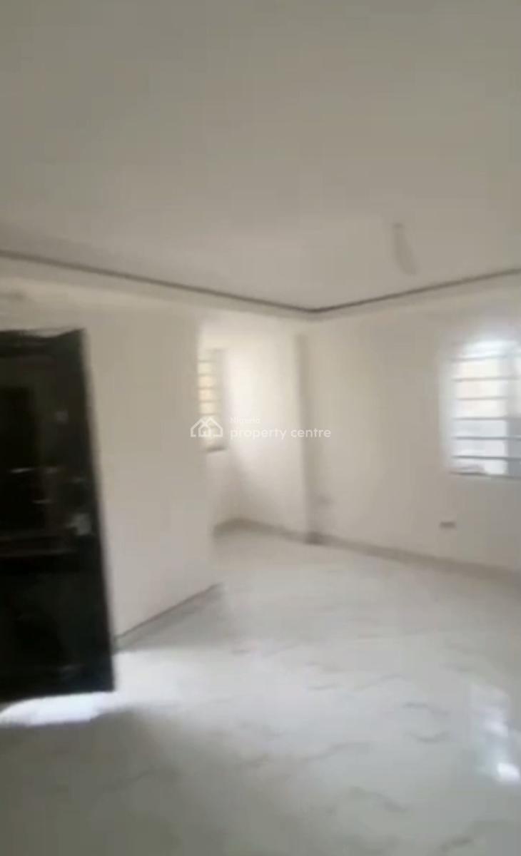 Spacious, Standard 2 Bedroom Apartment, Adekunle, Yaba, Lagos, Flat / Apartment for Rent