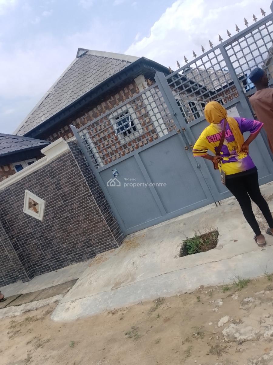 Luxury Bungalow, Igbogbo Estate, Igbogbo, Ikorodu, Lagos, Block of Flats for Sale