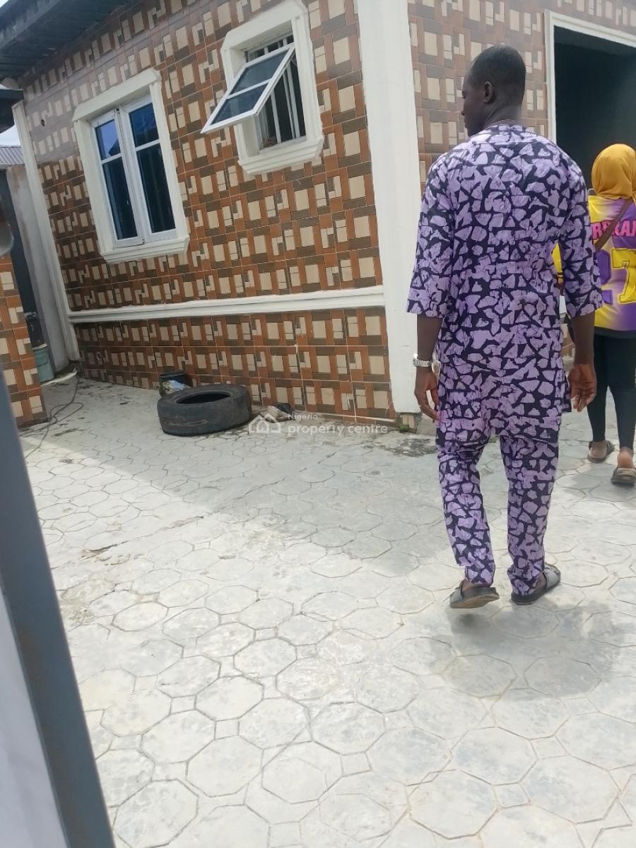 Luxury Bungalow, Igbogbo Estate, Igbogbo, Ikorodu, Lagos, Block of Flats for Sale