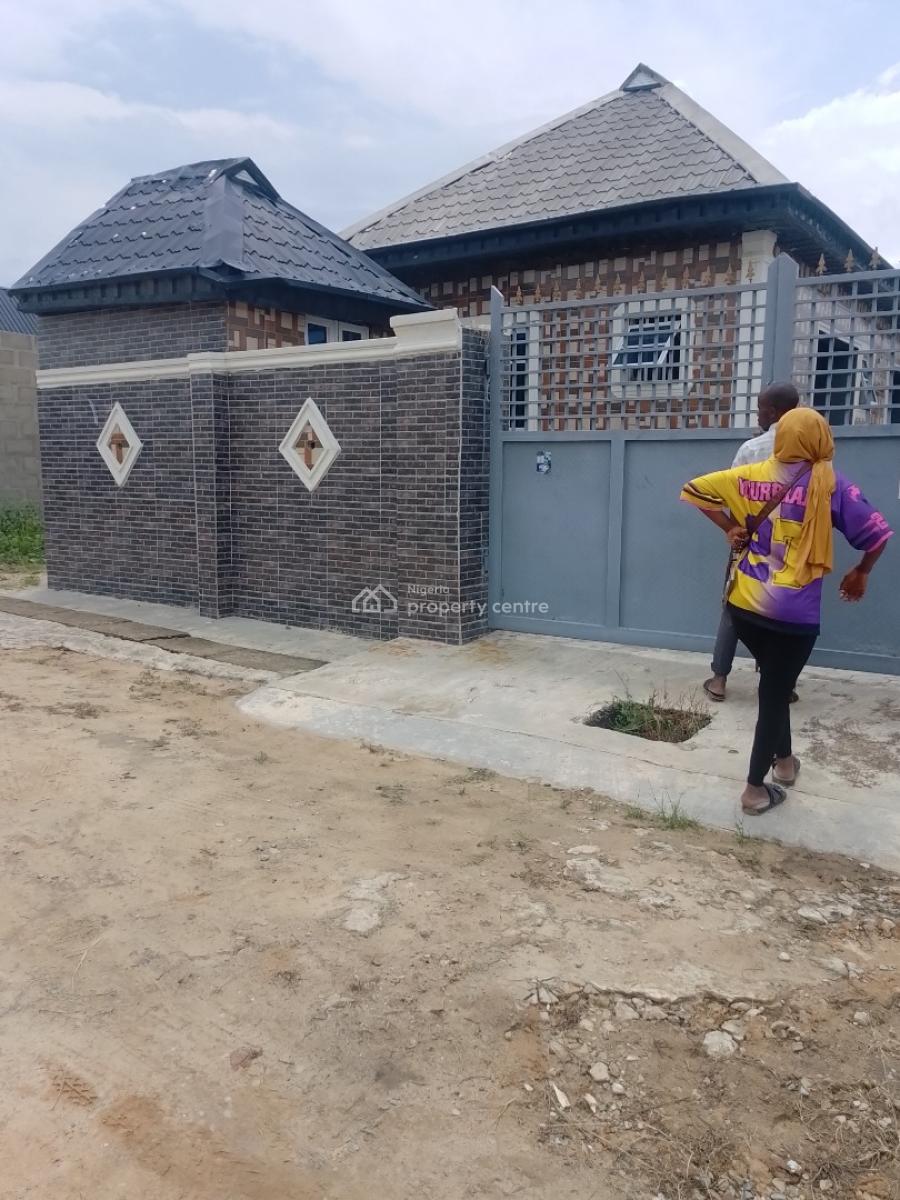 Luxury Bungalow, Igbogbo Estate, Igbogbo, Ikorodu, Lagos, Block of Flats for Sale