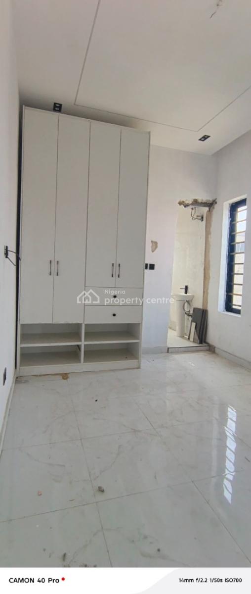 Building Available for Commercial Use, Igbo Efon, Lekki, Lagos, Restaurant / Bar for Rent