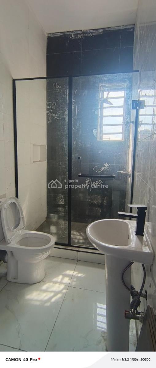 Building Available for Commercial Use, Igbo Efon, Lekki, Lagos, Restaurant / Bar for Rent