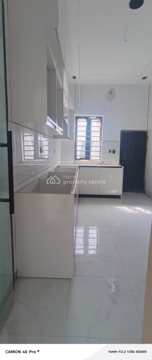 Building Available for Commercial Use, Igbo Efon, Lekki, Lagos, Restaurant / Bar for Rent