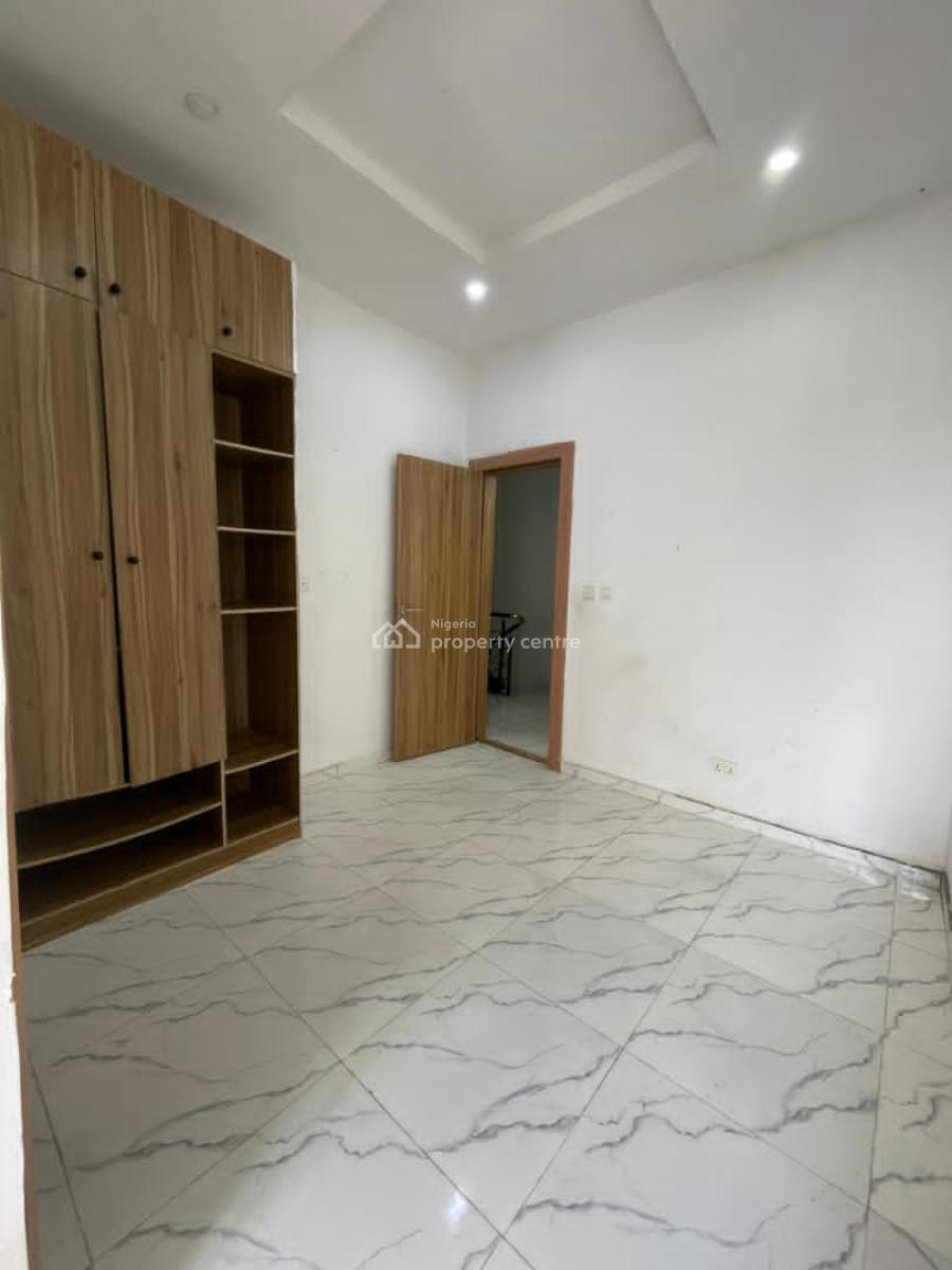 Spacious Semi Master Bedroom in a Shared Apartment Upstairs, Justice Court, Spg Road, Ologolo, Lekki, Lagos, Flat / Apartment for Rent