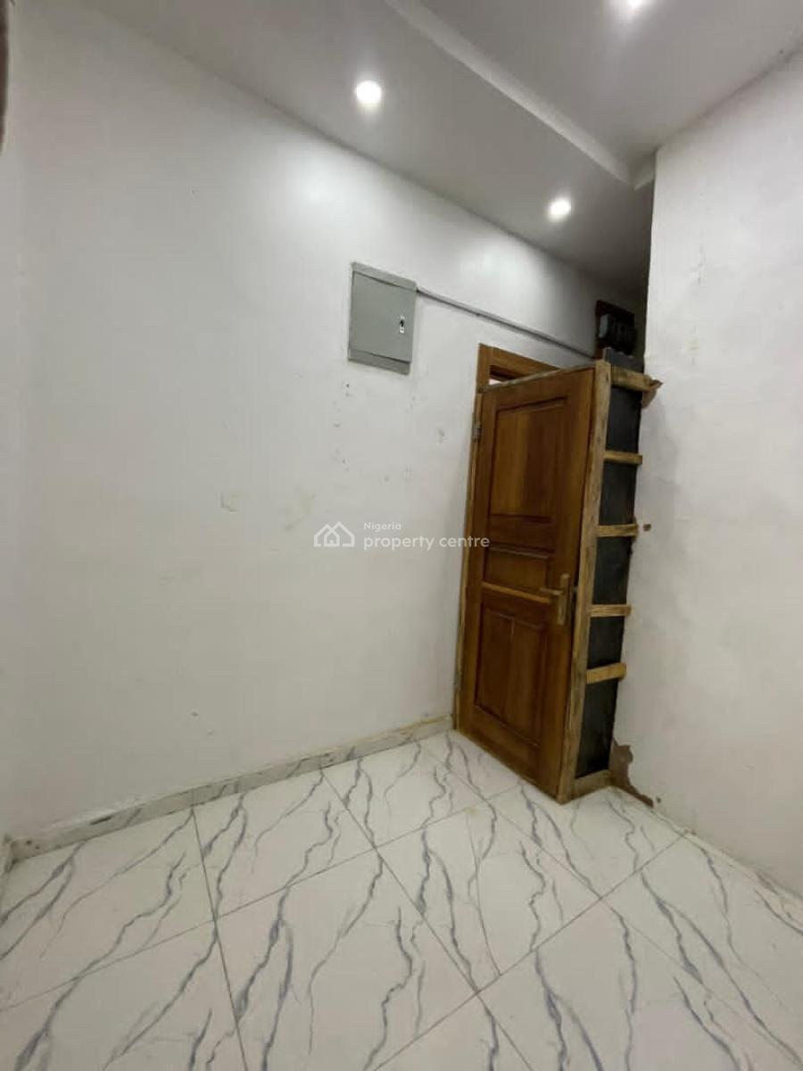 Spacious Semi Master Bedroom in a Shared Apartment Upstairs, Justice Court, Spg Road, Ologolo, Lekki, Lagos, Flat / Apartment for Rent