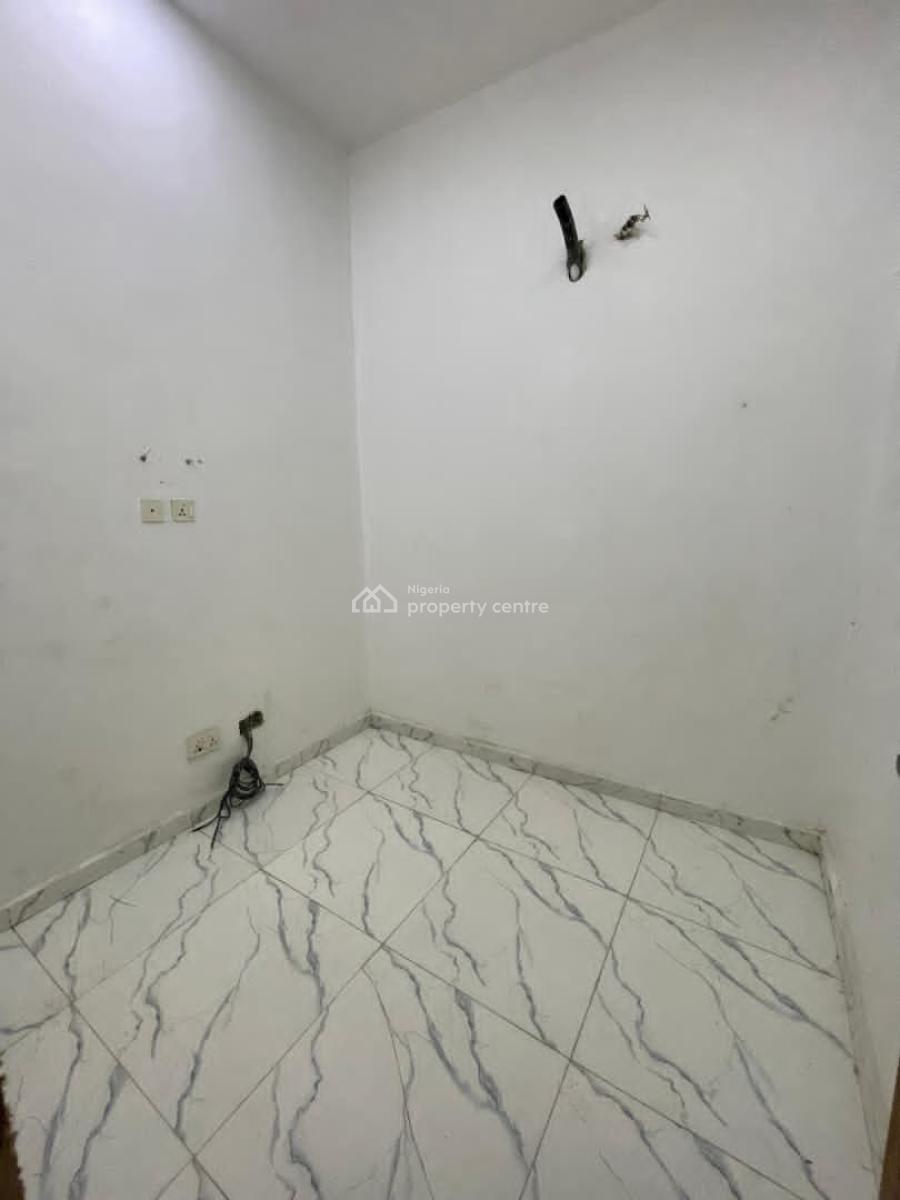 Spacious Semi Master Bedroom in a Shared Apartment Upstairs, Justice Court, Spg Road, Ologolo, Lekki, Lagos, Flat / Apartment for Rent